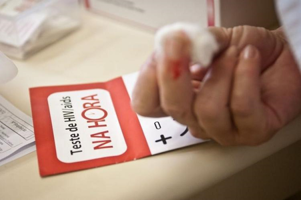 No Brasil, o Ministério da Saúde estima que 866 mil pessoas viviam com o HIV no ano passado (Foto: Reprodução) No Brasil, o Ministério da Saúde estima que 866 mil pessoas viviam com o HIV no ano passado (Foto: Reprodução)
