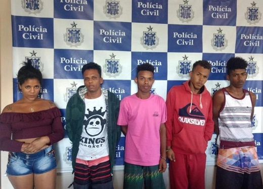 Homens, mulher e adolescentes foram levados para a delegacia da cidade (Foto: Divulgação) Homens, mulher e adolescentes foram levados para a delegacia da cidade (Foto: Divulgação)