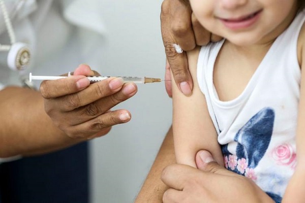 Crianças com idade entre 1 ano e menores de 5 anos devem receber as doses (Foto: Reprodução)