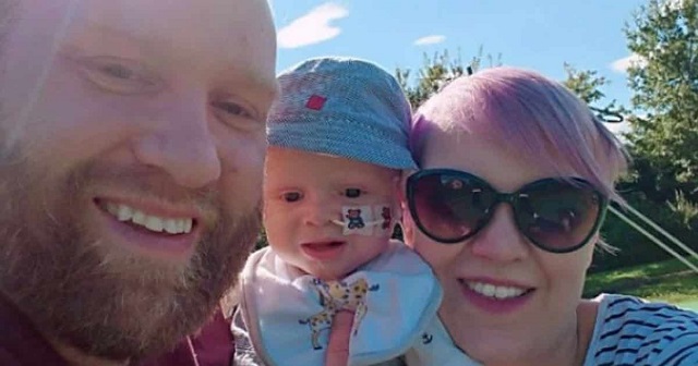 Família britânica com bebê que sofre de câncer terminal (Foto: Reprodução  | Redes Sociais)