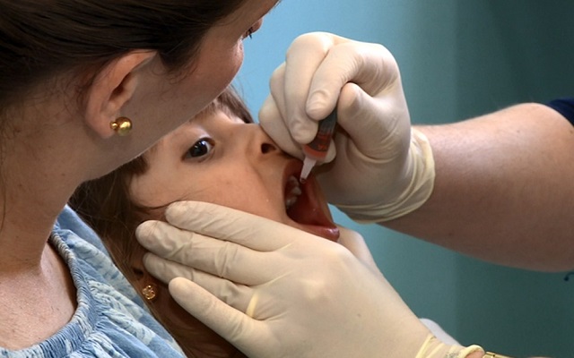 Menina toma gotinha da vacina contra poliomielite em Campinas (Foto: Reprodução | EPTV) 