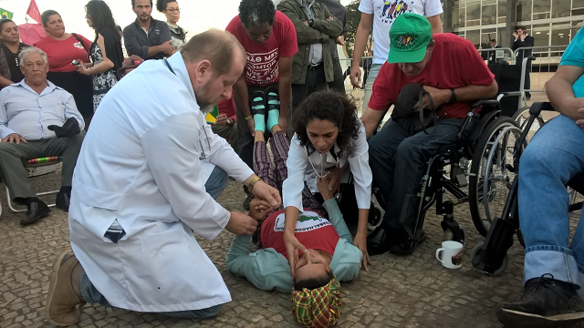 Militantes de movimentos populares, estão em greve de fome, pedindo que o Supremo Tribunal Federal paute uma ação que julga o princípio constitucional da presunção de inocência (Foto: Adilvane Spezia | MPA e Rede Soberania) Militantes de movimentos populares, estão em greve de fome, pedindo que o Supremo Tribunal Federal paute uma ação que julga o princípio constitucional da presunção de inocência (Foto: Adilvane Spezia | MPA e Rede Soberania)