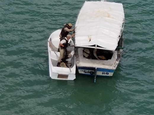 Graer intercepta assaltantes que tentaram fugir pelo mar (Foto: SSP | BA) Graer intercepta assaltantes que tentaram fugir pelo mar (Foto: SSP | BA)