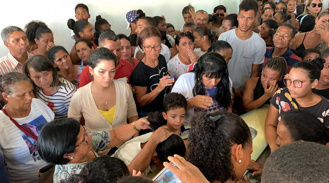 Dezenas de pessoas participaram de enterro em Camaçari (Foto: Victor Silveira | TV Bahia)