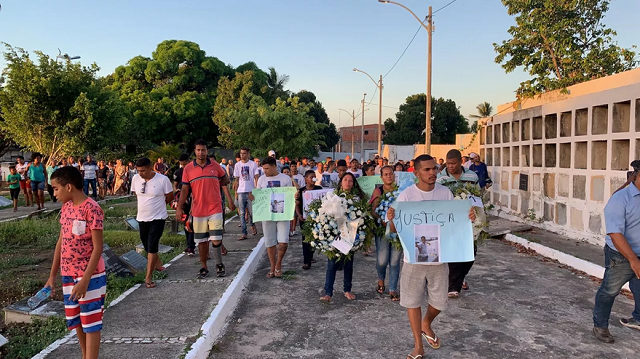 Algumas pessoas levaram cartazes com mensagens com pedido de justiça (Foto: Victor Silveira | TV Bahia)