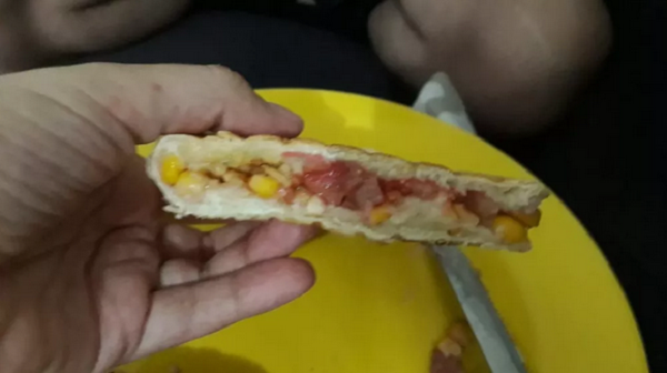 Cliente afirma que precisou remontar o lanche antes do consumo em Sorocaba (Foto: Arquivo pessoal | Bárbara Silva)  