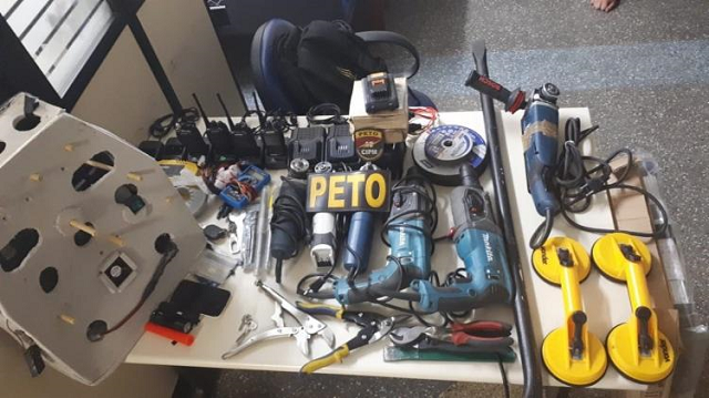 Com os suspeitos, a polícia apreendeu aparelhos mecânicos, alicates, brocadeiras, além de um veículo (Foto: Divulgação) Com os suspeitos, a polícia apreendeu aparelhos mecânicos, alicates, brocadeiras, além de um veículo (Foto: Divulgação)