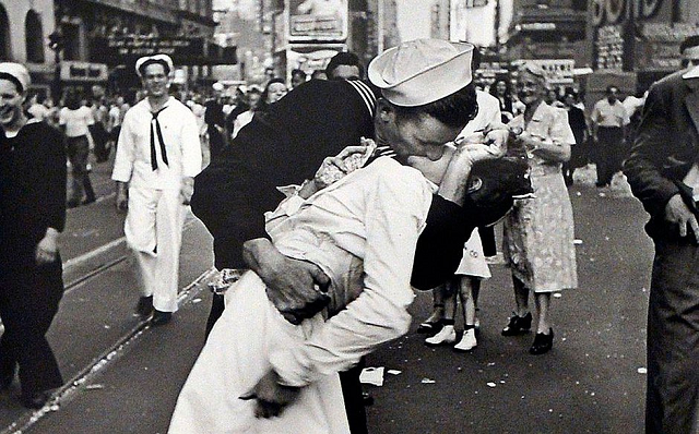 George Mendonsa protagonizou uma das fotos mais famosas da história (Foto: Alfred Eisenstaedt) George Mendonsa protagonizou uma das fotos mais famosas da história (Foto: Alfred Eisenstaedt)