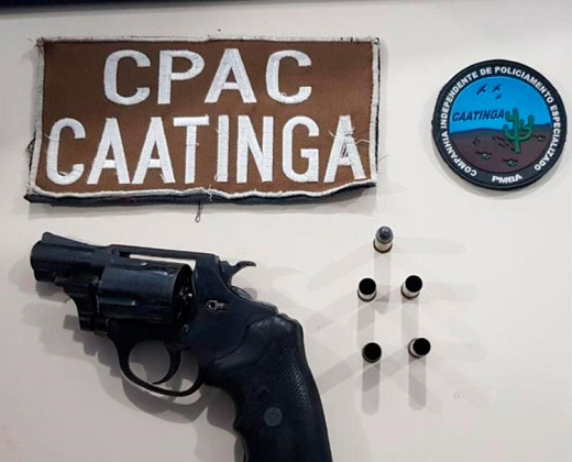Arma e munições apreendidas com o suspeito (Foto: Divulgação | SSP-BA)
