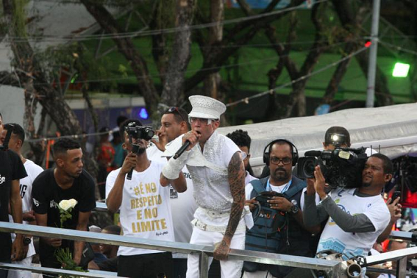 Pipoca do Kannário arrastou uma multidão nesta segunda-feira, 4, no quinto dia de folia (Foto: Reprodução) Pipoca do Kannário arrastou uma multidão nesta segunda-feira, 4, no quinto dia de folia (Foto: Reprodução)