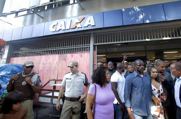 Nesta terça, cerca de 50 pessoas se uniram a Crispim Terral para realizar um protesto na agência da Caixa Econômica (Foto: Reprodução)