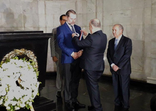 No Fórum, Teffoli , além de visitar a cripta de Rui Barbosa, recebeu do presidente do TJ-BA, Gesivaldo Brito, a medalha pelos 410 anos da Corte (Foto: Reprodução) No Fórum, Teffoli , além de visitar a cripta de Rui Barbosa, recebeu do presidente do TJ-BA, Gesivaldo Brito, a medalha pelos 410 anos da Corte (Foto: Reprodução)