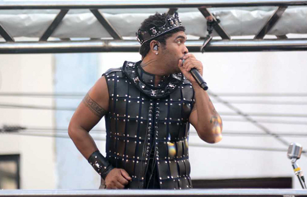 Artista iria puxar o bloco DD no Comando nesta segunda (4) (Foto: Reprodução)