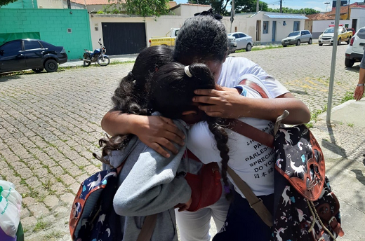 Vídeo mostra os corpos das vítimas no saguão e perto de uma escada. Crianças e adolescentes correm e gritam, desesperadas (Foto: Reprodução) Vídeo mostra os corpos das vítimas no saguão e perto de uma escada. Crianças e adolescentes correm e gritam, desesperadas (Foto: Reprodução)
