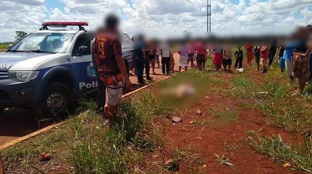 Indígenas em volta do corpo de jovem que foi assassinado pela mãe, em Dourados (Foto: Site Dourados Agora | Cido Costa)