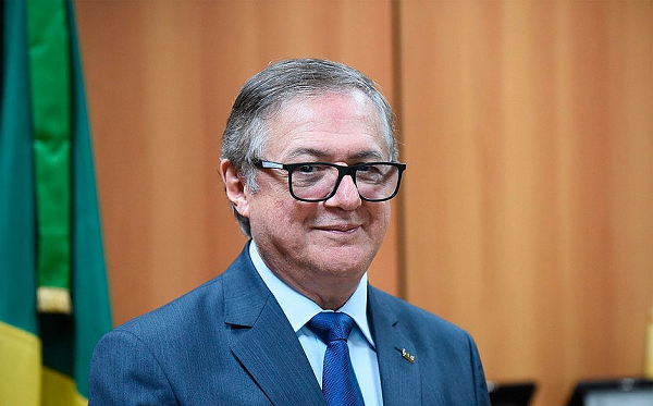 Ministro diz que filmagem deve ter autorização dos pais e removeu slogan de campanha de Bolsonaro (Foto: Reprodução) 