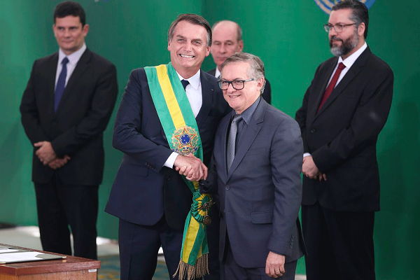 O email pede ainda que seja lida para elas uma carta do ministro Ricardo Vélez Rodríguez, que termina com o slogan da campanha de Jair Bolsonaro: 'Brasil acima de tudo. Deus acima de todos.' (Foto: Reprodução)