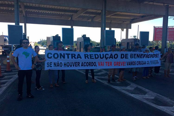 Grupo protesta em frente ao pedágio da BA-099 (Foto: Reprodução)