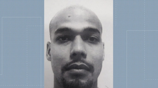 Traficante César Augusto de Araújo morreu após disparo acidental do seu próprio fuzil (Foto: Reprodução | TV Globo) Traficante César Augusto de Araújo morreu após disparo acidental do seu próprio fuzil (Foto: Reprodução | TV Globo)