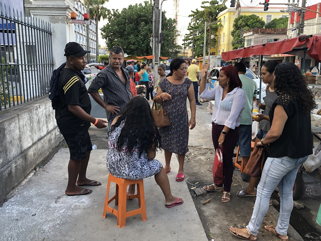Família foi até o Imip, no Centro do Recife, buscar informações sobre desaparecimento de recém-nascido (Foto: Pedro Alves | G1)