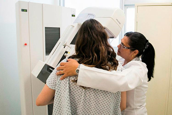 Mulheres a partir dos 40 anos façam anualmente o exame clínico das mamas (Foto: Reprodução)