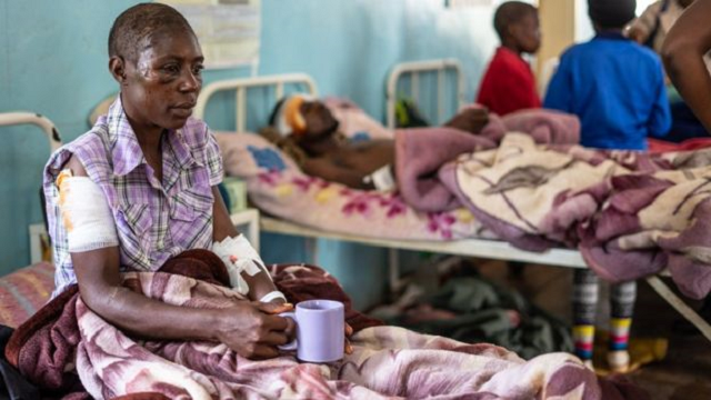 Praise Chipore, de 31, se recupera num hospital no Zimbábue, onde mais de 200 pessoas seguem desaparecidas (Foto: Divulgação)