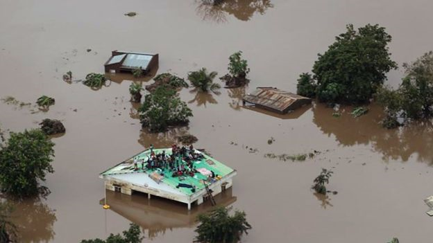 À espera de resgate, sobreviventes do ciclone Idai buscam abrigo em telhados e árvores (Foto: Divulgação)