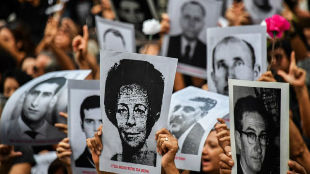 Manifestação no Parque do Ibirapuera, em SP, mostra os retratos de pessoas que desapareceram durante a Ditadura Militar no Brasil (Foto: Nelson Almeida | AFP)