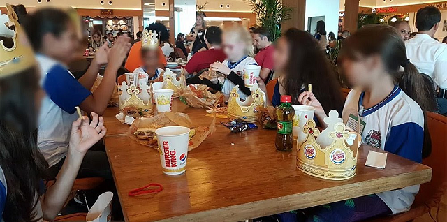 Crianças chegaram mais cedo para lanchar no shopping (Foto: Divulgação) Crianças chegaram mais cedo para lanchar no shopping (Foto: Divulgação)