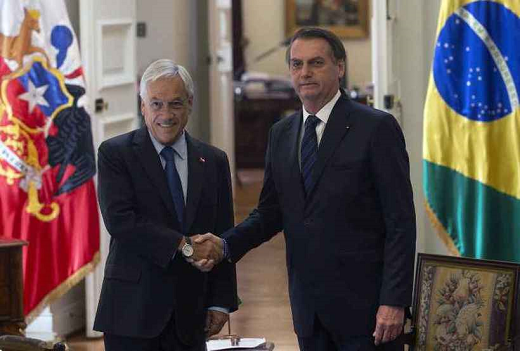 Sebastian Piñera cumprimenta o presidente do Brasil, no Palácio La Moneda (Foto: Claudio Reyes | AFP) Sebastian Piñera cumprimenta o presidente do Brasil, no Palácio La Moneda (Foto: Claudio Reyes | AFP)
