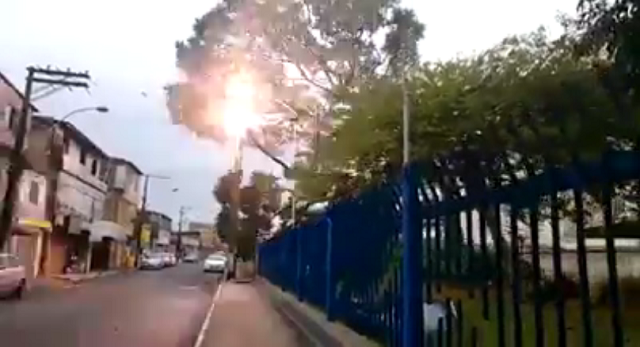 Momento da queda de uma árvore sobre rede elétrica no centro da cidade de Camaçari (Foto: Print | Vídeo)