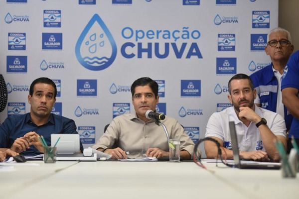 Prefeito ACM Neto, vic-prefeito Bruno Reis e o diretor-geral da Defesa Civil de Salvador (Codesal), Sosthenes Macedo (Foto: Reprodução) Prefeito ACM Neto, vic-prefeito Bruno Reis e o diretor-geral da Defesa Civil de Salvador (Codesal), Sosthenes Macedo (Foto: Reprodução)