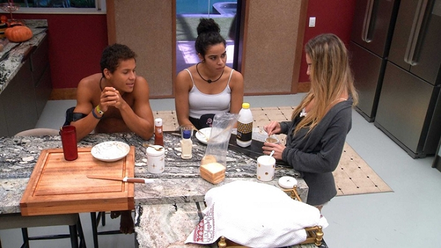 Danrley, Elana e Paula durante conversa no BBB19 (Foto: Reprodução | Globo)