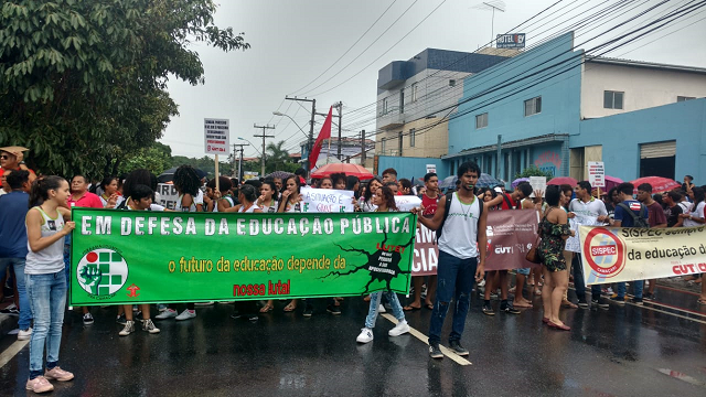 Ato unificado em defesa da Educação contou com a participação de professores e alunos de Camaçari (Foto: Reprodução) Ato unificado em defesa da Educação contou com a participação de professores e alunos de Camaçari (Foto: Reprodução)