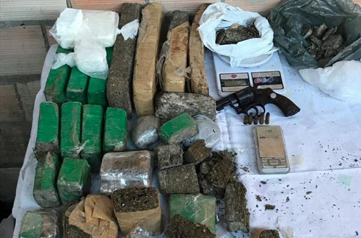 A operação resultou na prisão de dois suspeitos, além de apreensão de drogas e armas (Foto: Reprodução) A operação resultou na prisão de dois suspeitos, além de apreensão de drogas e armas (Foto: Reprodução)