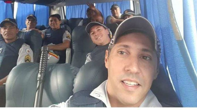 Policial militar publicou uma foto no Instagram na qual aparece ao lado de outros colegas a caminho das manifestações contra os cortes da Educação nesta quarta-feira (15) (Foto: Reprodução) Policial militar publicou uma foto no Instagram na qual aparece ao lado de outros colegas a caminho das manifestações contra os cortes da Educação nesta quarta-feira (15) (Foto: Reprodução)