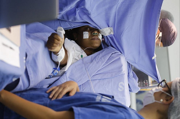 Adriana foi operada para remoção de um tumor no cérebro, no Hospital Geral Roberto Santos. Ela passou parte do procedimento acordada (Foto: Marina Silva | CORREIO) 