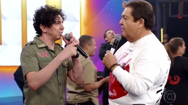 San da Mí, ex-vocalista do grupo Sambô, se apresentou no Domingão do Faustão com seu grupo solo e não foi reconhecido pelo apresentador (Foto: Reprodução)