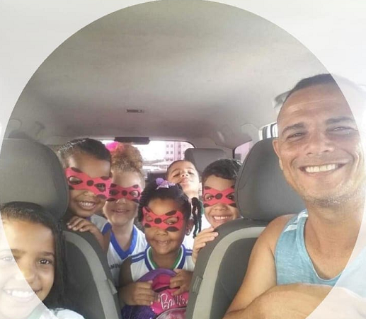 Denílson com seus 'passageiros'(Foto: Cedida) Denílson com seus 'passageiros'(Foto: Cedida)