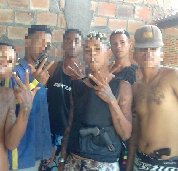 Suspeito postou fotos armado nas redes sociais (Foto: Divulgação | SSP-BA) Suspeito postou fotos armado nas redes sociais (Foto: Divulgação | SSP-BA)