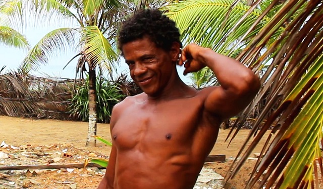 Cacau trabalha como salva-vidas e mora na aldeia hippie de Arembepe (Foto: Valma Silva | G1 Bahia)
