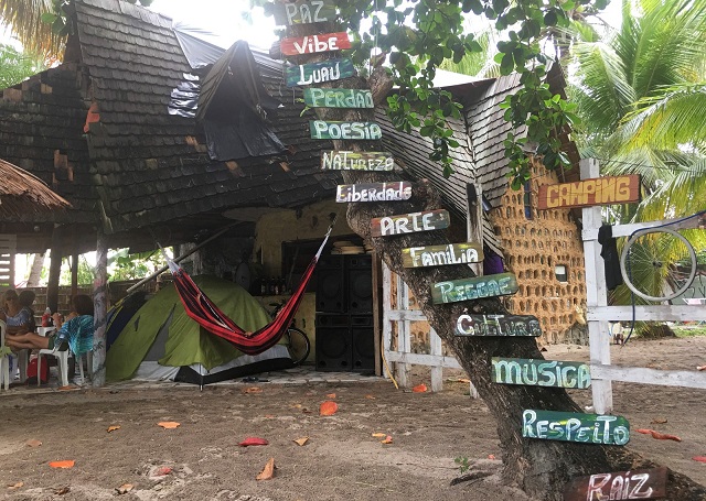 Rancho Janis Joplin é uma das paradas obrigatórias na aldeia hippie de Arembepe (Foto: Gabriel Gonçalves | G1 Bahia) 