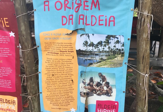 Cartaz na aldeia traz a provável origem da comunidade (Foto: Gabriel Gonçalves | G1 Bahia) 