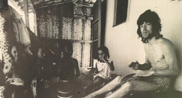 Mick Jagger foi fotografado na aldeia, em 1969 (Foto: Divulgação | Arquivo pessoal)
