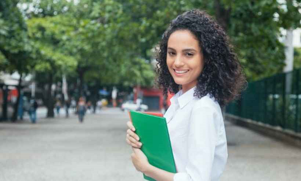 O público-alvo do programa de bolsas são os estudantes que não possuem cidadania italiana e nem tenham diploma de ensino médio em uma escola italiana (Foto: Reprodução) 