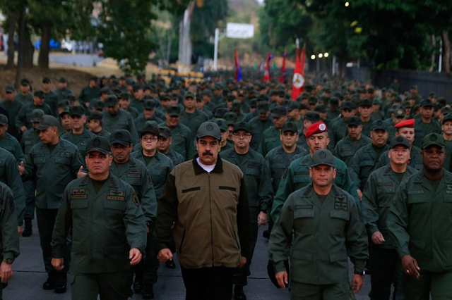 Imagem mostra Maduro (ao centro) e ministro da Defesa, Vladimir Padrino (esq.) em marcha militar (Foto: Divulgação | Ministério Defesa da Venezuela) 