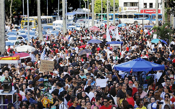As manifestações foram organizadas pela União Nacional dos Estudantes (UNE) e contaram com o apoio de centrais sindicais, contrárias à reforma da Previdência do governo Bolsonaro (Foto: Reprodução) As manifestações foram organizadas pela União Nacional dos Estudantes (UNE) e contaram com o apoio de centrais sindicais, contrárias à reforma da Previdência do governo Bolsonaro (Foto: Reprodução)