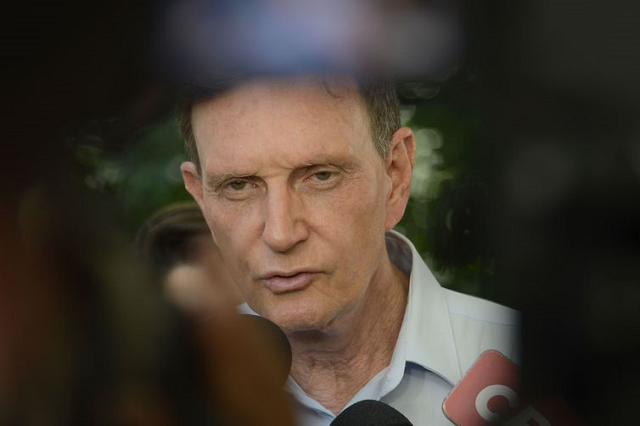 O prefeito do Rio de Janeiro, Marcelo Crivella, fala com a imprensa no Palácio da Cidade, em Botafogo, zona sul da cidade (Foto: Tânia Rêgo | Agência Brasil) O prefeito do Rio de Janeiro, Marcelo Crivella, fala com a imprensa no Palácio da Cidade, em Botafogo, zona sul da cidade (Foto: Tânia Rêgo | Agência Brasil)