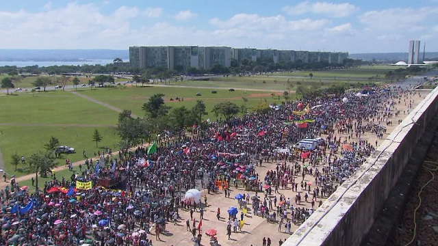 Protesto contra bloqueio de verbas na Educação ocupa parte da Esplanada dos Ministérios, em Brasília (Foto: TV Globo | Reprodução) Protesto contra bloqueio de verbas na Educação ocupa parte da Esplanada dos Ministérios, em Brasília (Foto: TV Globo | Reprodução)