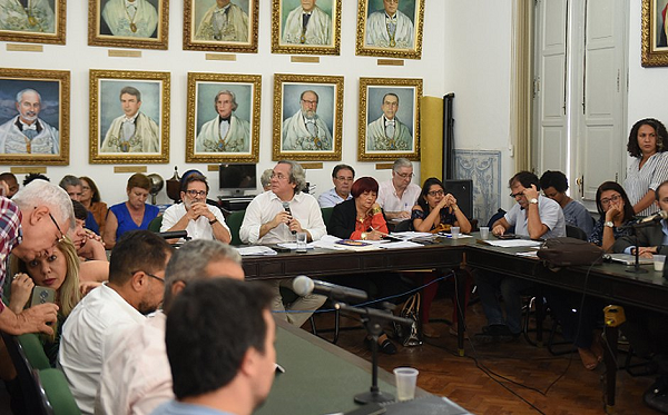 A notícia de um novo corte de 30% no orçamento da universidade, divulgada nesta terça-feira (30), chocou a comunidade acadêmica (Foto: Betto Jr | CORREIO)